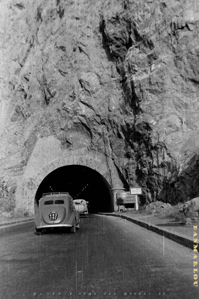 TUNNEL SUR LA CORNICHE ORANAISE 1952.jpg - Tunnel de Mers-El-Kebir - Juin 1952
